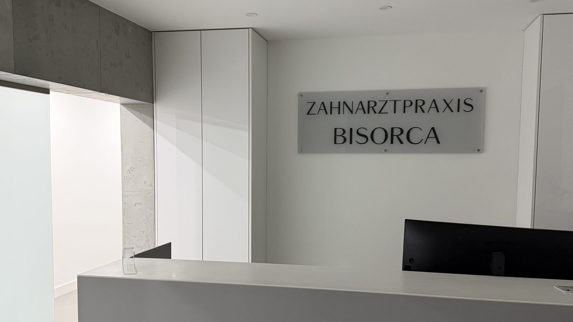 Empfangsbereich der Zahnarztpraxis Bisorca